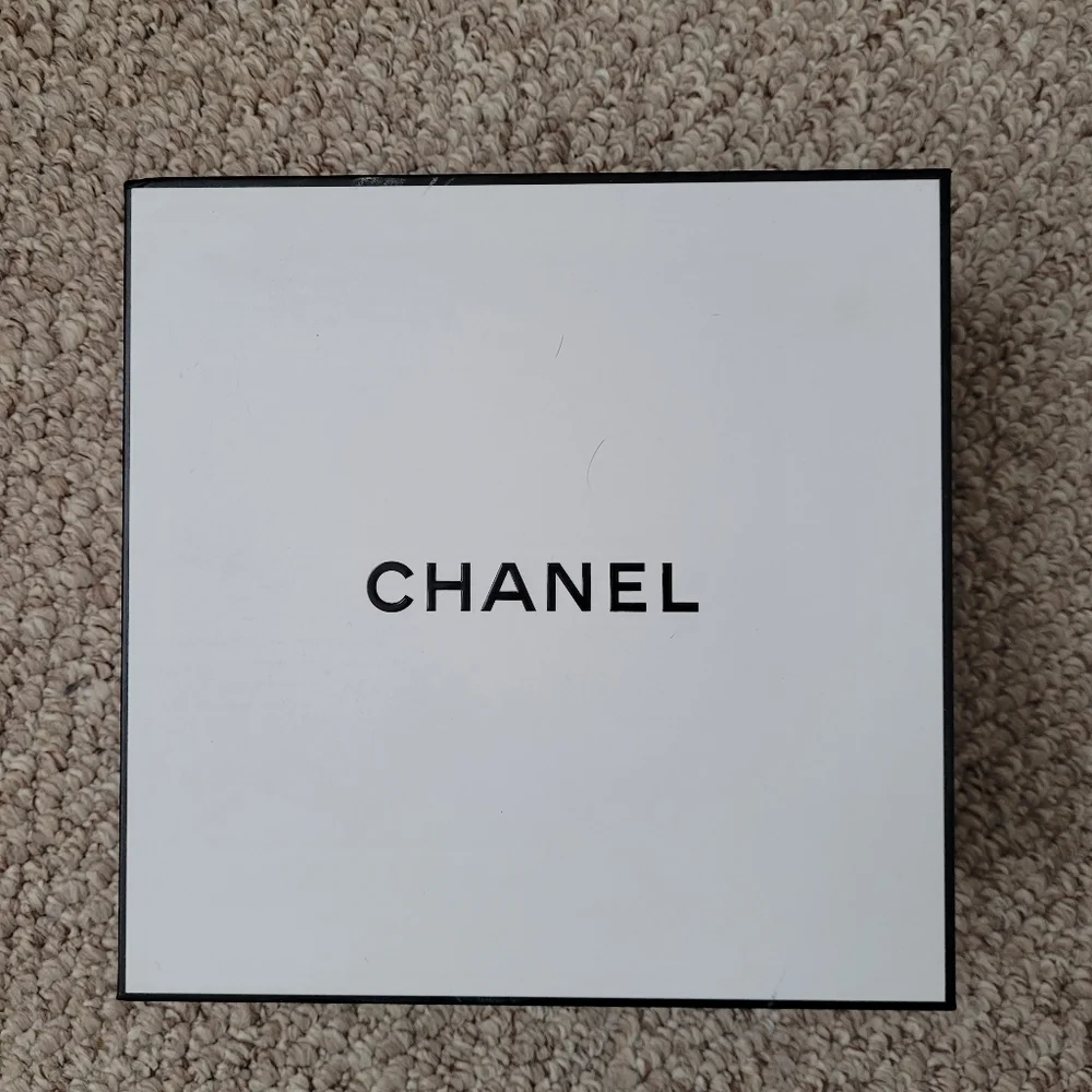 Chanel gift box - Picture 2 of 5